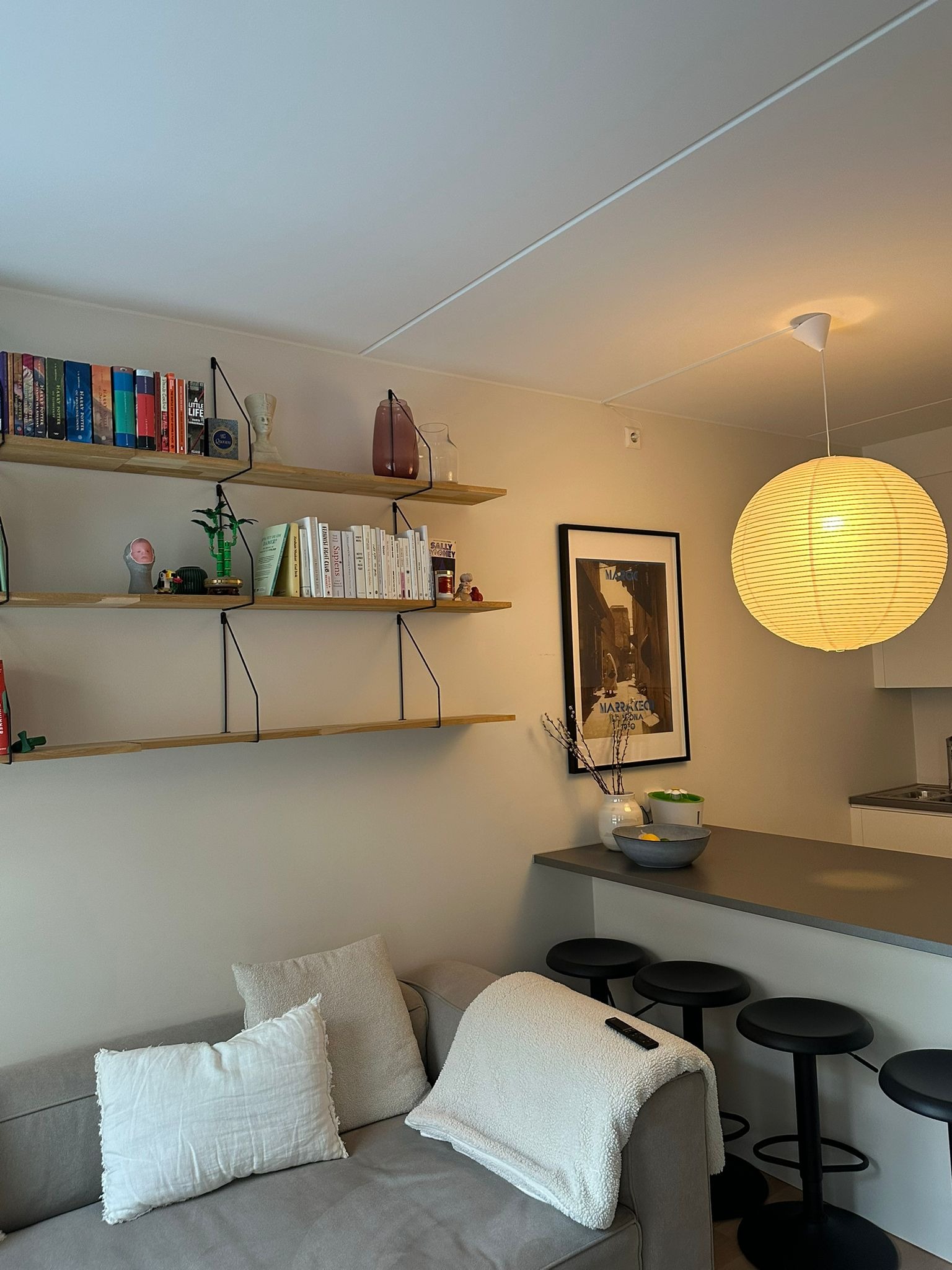 Fire barstoler følger med